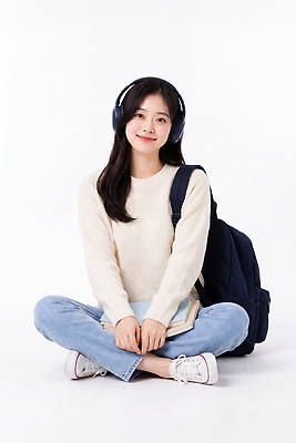 JPG 편집이미지 옷 여학생 여자 대학생 가방 앉기 청년 일상 책 학습 헤드폰 집중 읽기 스니커즈 의료성형뷰티 편집실사 AI인물포토 AI콘텐츠 학생 잡화 교육 음향기기 운동화 컨셉 모션 사람 성인 라이프 CG 파일형식 AI포토 신발 생활 전자제품