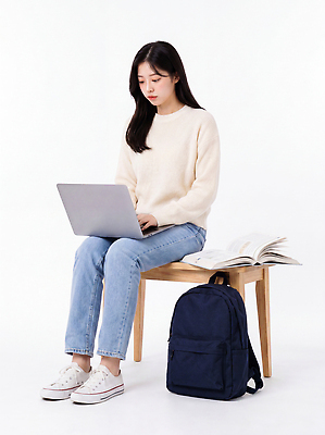 JPG 편집이미지 학생 여자 대학생 가방 바지 청년 책 노트북 학습 작업 스웨터 집중 의료성형뷰티 편집실사 AI인물포토 AI콘텐츠 잡화 교육 컨셉 상의 하의 사람 성인 전자제품 CG 파일형식 AI포토 옷