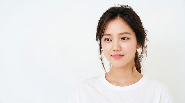 JPG 편집이미지 응시 여자 티셔츠 표정 미소 일상 의료성형뷰티 편집실사 AI인물포토 AI콘텐츠 시선 셔츠 사람 라이프 CG 파일형식 AI포토 상의 생활 옷