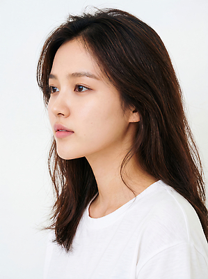 JPG 편집이미지 응시 여자 티셔츠 서기 앞모습 옆모습 흰색 어깨 의료성형뷰티 편집실사 AI인물포토 AI콘텐츠 시선 뷰포인트 컬러 셔츠 모션 사람 신체부위 CG 파일형식 AI포토 상의 옷