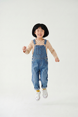JPG 편집이미지 행복 어린이 놀이 실내 표정 웃음 소녀 점프 멜빵바지 의료성형뷰티 편집실사 AI인물포토 AI콘텐츠 여자 감정 바지 모션 사람 내부 멜빵 CG 파일형식 AI포토 잡화 하의 옷