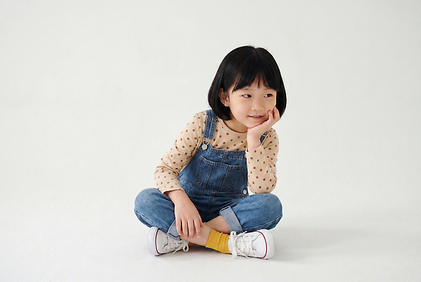 JPG 편집이미지 옷 패션 어린이 포즈 생각 미소 앉기 편안함 멜빵바지 즐거움 턱 의료성형뷰티 편집실사 AI인물포토 AI콘텐츠 감정 바지 모션 표정 사람 감각 멜빵 CG 파일형식 AI포토 잡화 하의
