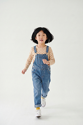JPG 편집이미지 패션 어린이 놀이 표정 웃음 캐주얼 달리기 멜빵바지 즐거움 의료성형뷰티 편집실사 AI인물포토 AI콘텐츠 옷 감정 바지 모션 사람 멜빵 CG 파일형식 AI포토 잡화 하의