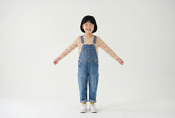 JPG 편집이미지 옷 패션 어린이 포즈 웃음 청바지 멜빵바지 의료성형뷰티 편집실사 AI인물포토 AI콘텐츠 바지 표정 사람 멜빵 CG 파일형식 AI포토 잡화 하의