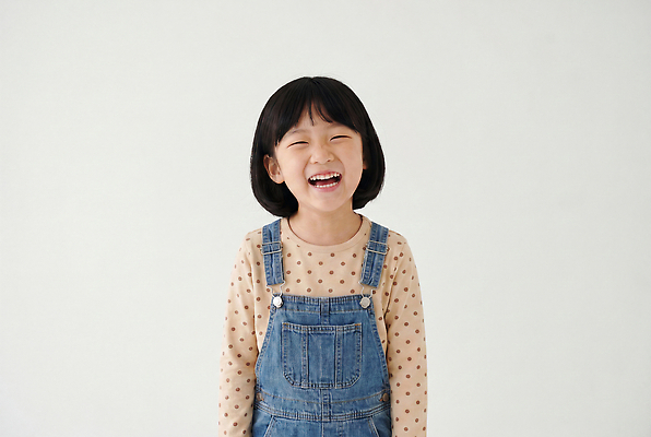 JPG 편집이미지 옷 행복 어린이 표정 웃음 촬영 기쁨 청바지 멜빵바지 멜빵 의료성형뷰티 편집실사 AI인물포토 AI콘텐츠 잡화 감정 바지 사람 CG 파일형식 AI포토 하의