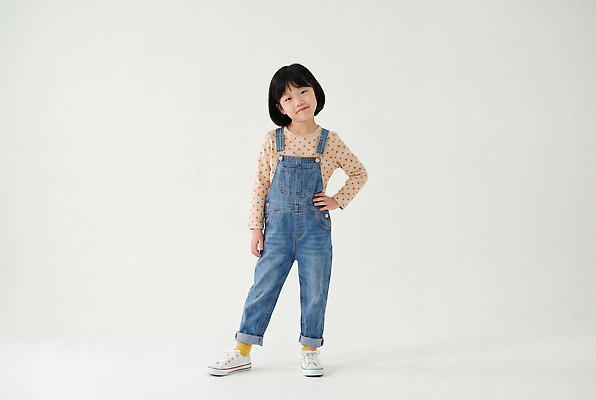 JPG 모델 편집이미지 옷 패션 어린이 포즈 운동화 티셔츠 바지 청소년 촬영 자신감 멜빵바지 의료성형뷰티 스타일 편집실사 AI인물포토 AI콘텐츠 감정 신발 셔츠 하의 사람 멜빵 CG 파일형식 AI포토 잡화 상의