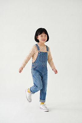 JPG 편집이미지 패션 어린이 표정 웃음 소녀 활발 청바지 멜빵바지 의료성형뷰티 스타일 편집실사 AI인물포토 AI콘텐츠 여자 컨셉 바지 사람 멜빵 CG 파일형식 AI포토 잡화 하의 옷