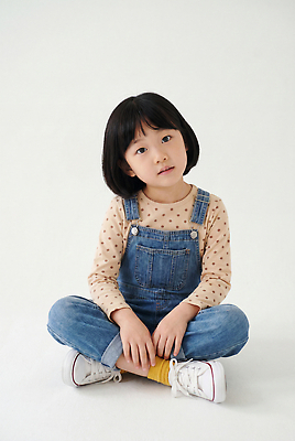 JPG 편집이미지 응시 패션 어린이 포즈 티셔츠 바닥 앉기 머리 물방울무늬 청바지 멜빵바지 의료성형뷰티 편집실사 AI인물포토 AI콘텐츠 시선 셔츠 무늬 바지 모션 사람 신체부위 멜빵 CG 파일형식 AI포토 잡화 상의 하의 옷