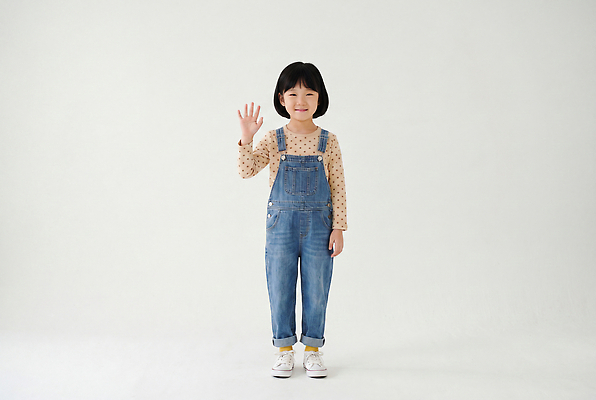 JPG 편집이미지 어린이 포즈 표정 밝음 미소 멜빵바지 의료성형뷰티 편집실사 AI인물포토 AI콘텐츠 바지 사람 멜빵 CG 파일형식 AI포토 잡화 하의 옷