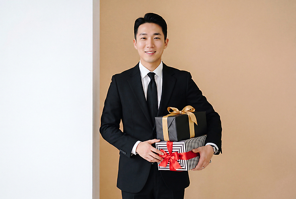 JPG 편집이미지 남자 감정 포장 선물 미소 정장 이벤트 상자 사무실 축하 서비스 감사 의료성형뷰티 편집실사 AI인물포토 AI콘텐츠 옷 컨셉 비즈니스 표정 사람 CG 파일형식 AI포토