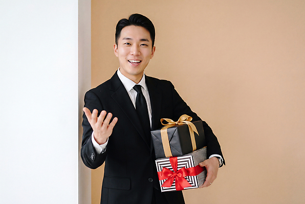 JPG 편집이미지 기념일 남자 리본 포장 선물 미소 이벤트 상자 서비스 감사 전문 의료성형뷰티 스타일 편집실사 AI인물포토 AI콘텐츠 감정 표정 사람 CG 파일형식 AI포토
