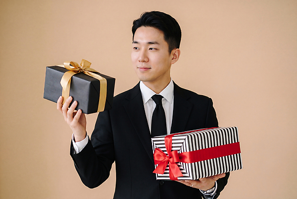 JPG 편집이미지 기념일 남자 리본 선물 들기 정장 상자 줄무늬 축하 서비스 감사 의료성형뷰티 편집실사 AI인물포토 AI콘텐츠 옷 감정 컨셉 무늬 모션 사람 이벤트 CG 파일형식 AI포토