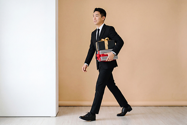 JPG 편집이미지 남자 감정 백그라운드 직장 실내 표정 선물 정장 이벤트 걷기 오브젝트 서비스 감사 의료성형뷰티 스타일 편집실사 AI인물포토 AI콘텐츠 옷 회사 모션 사람 내부 CG 파일형식 AI포토 비즈니스