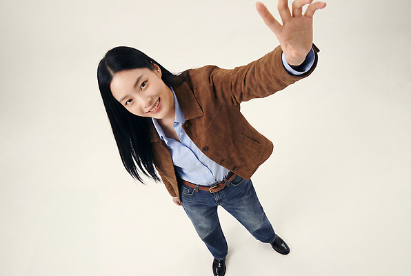 JPG 편집이미지 긴머리 패션 포즈 셔츠 웃음 사람 하이앵글 재킷 분위기 의료성형뷰티 스타일 편집실사 AI인물포토 AI콘텐츠 헤어스타일 뷰포인트 컨셉 상의 표정 외투 CG 파일형식 AI포토 옷