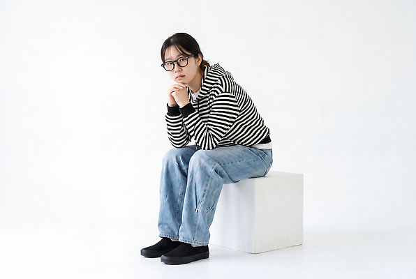 JPG 모델 편집이미지 여자 패션 포즈 생각 스튜디오 표정 앉기 촬영 공간 청바지 후드티셔츠 의료성형뷰티 스타일 편집실사 AI인물포토 AI콘텐츠 티셔츠 바지 모션 사람 CG 파일형식 AI포토 셔츠 하의 옷 상의