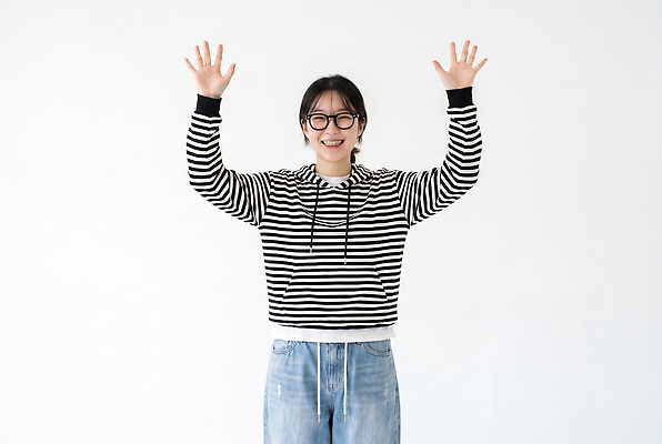 JPG 편집이미지 손 여자 행복 감정 포즈 웃음 사람 줄무늬 청바지 스웨터 의료성형뷰티 편집실사 AI인물포토 AI콘텐츠 상의 무늬 바지 표정 신체부위 CG 파일형식 AI포토 옷 하의