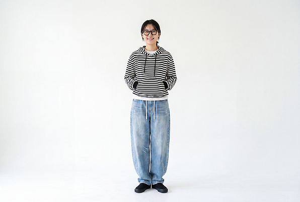 JPG 모델 편집이미지 옷 여자 패션 행복 포즈 티셔츠 바지 웃음 사람 줄무늬 주머니 의료성형뷰티 스타일 편집실사 AI인물포토 AI콘텐츠 감정 셔츠 무늬 하의 표정 CG 파일형식 AI포토 상의