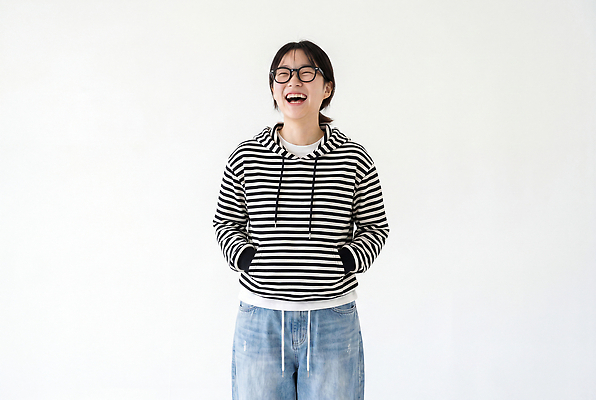 JPG 편집이미지 여자 패션 행복 감정 표정 웃음 캐주얼 줄무늬 즐거움 후드티셔츠 의료성형뷰티 스타일 편집실사 AI인물포토 AI콘텐츠 옷 티셔츠 무늬 사람 CG 파일형식 AI포토 셔츠 상의