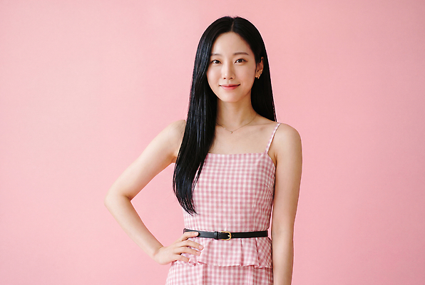 JPG 편집이미지 원피스 여자 패션 분홍색 포즈 미소 허리 즐거움 체크무늬 소통 의료성형뷰티 스타일 편집실사 AI인물포토 AI콘텐츠 옷 감정 컬러 컨셉 무늬 표정 사람 신체부위 CG 파일형식 AI포토