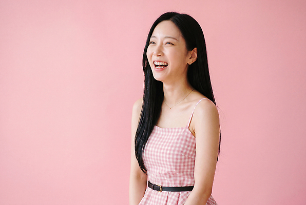 JPG 편집이미지 드레스 여자 감정 분홍색 포즈 실내 웃음 사람 촬영 즐거움 체크무늬 의료성형뷰티 편집실사 AI인물포토 AI콘텐츠 옷 컬러 무늬 표정 내부 CG 파일형식 AI포토