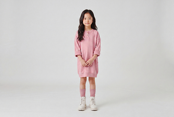 JPG 편집이미지 옷 원피스 패션 어린이 분홍색 신발 양말 소녀 머리 의료성형뷰티 스타일 편집실사 AI인물포토 AI콘텐츠 여자 컬러 사람 신체부위 CG 파일형식 AI포토