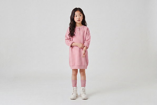 JPG 편집이미지 긴머리 옷 원피스 패션 어린이 분홍색 포즈 부츠 서기 소녀 아동복 착용 의료성형뷰티 스타일 편집실사 AI인물포토 AI콘텐츠 헤어스타일 여자 컬러 신발 모션 사람 CG 파일형식 AI포토