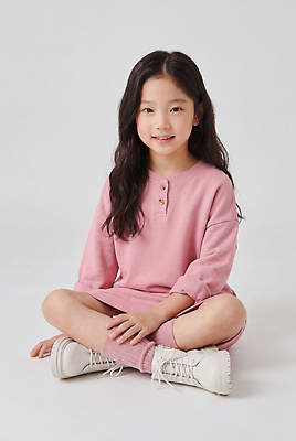JPG 편집이미지 원피스 패션 어린이 분홍색 포즈 신발 바닥 소녀 일상 흰색 편안함 의료성형뷰티 편집실사 AI인물포토 AI콘텐츠 옷 여자 컬러 사람 라이프 감각 CG 파일형식 AI포토 생활