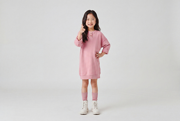 JPG 편집이미지 옷 원피스 패션 어린이 분홍색 포즈 손가락 밝음 미소 웃음 소녀 다리 스니커즈 의료성형뷰티 스타일 편집실사 AI인물포토 AI콘텐츠 손 여자 컬러 운동화 표정 사람 CG 파일형식 AI포토 신발 신체부위