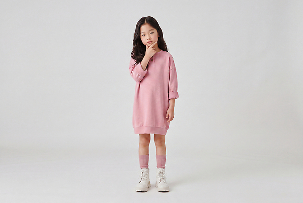 JPG 편집이미지 옷 원피스 패션 어린이 분홍색 생각 손가락 소녀 흰색 턱 의료성형뷰티 스타일 편집실사 AI인물포토 AI콘텐츠 손 여자 컬러 사람 CG 파일형식 AI포토 신체부위