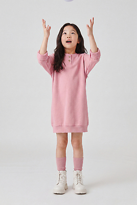 JPG 편집이미지 원피스 행복 어린이 분홍색 공 놀이 실내 웃음 소녀 운동 게임 의료성형뷰티 편집실사 AI인물포토 AI콘텐츠 옷 여자 감정 컬러 표정 건강 사람 내부 CG 파일형식 AI포토