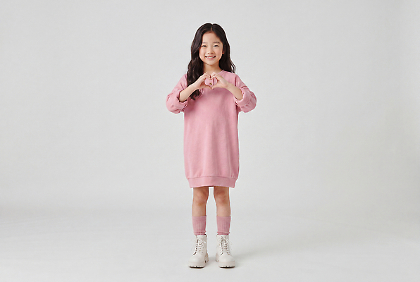 JPG 편집이미지 원피스 패션 어린이 분홍색 포즈 운동화 실내 소녀 귀여움 하트 의료성형뷰티 편집실사 AI인물포토 AI콘텐츠 모양 옷 여자 컬러 신발 컨셉 사람 내부 CG 파일형식 AI포토