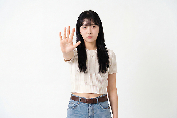 JPG 편집이미지 손 옷 여자 감정 포즈 실내 사람 청바지 의료성형뷰티 편집실사 AI인물포토 AI콘텐츠 바지 내부 신체부위 CG 파일형식 AI포토 하의