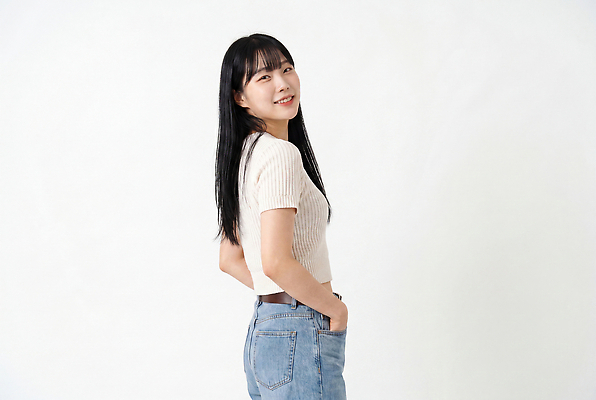 JPG 모델 편집이미지 헤어스타일 여자 포즈 미소 촬영 청바지 흰배경 의료성형뷰티 스타일 편집실사 AI인물포토 AI콘텐츠 바지 표정 사람 흰색 CG 파일형식 AI포토 컬러 하의 옷