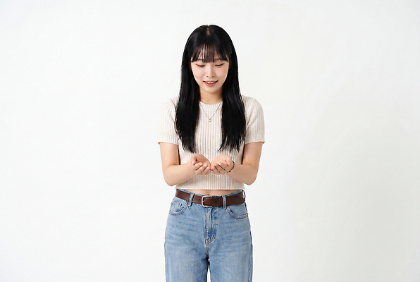 JPG 편집이미지 손 옷 여자 감정 생각 실내 표정 밝음 손짓 청바지 집중 의료성형뷰티 편집실사 AI인물포토 AI콘텐츠 컨셉 바지 모션 사람 내부 신체부위 CG 파일형식 AI포토 하의