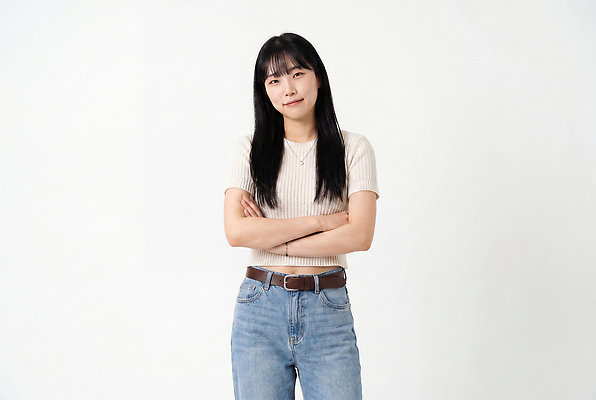 JPG 편집이미지 여자 포즈 티셔츠 서기 일상 팔짱 청바지 자아 의료성형뷰티 스타일 단순 편집실사 AI인물포토 AI콘텐츠 셔츠 바지 모션 사람 라이프 CG 파일형식 AI포토 상의 하의 생활 옷