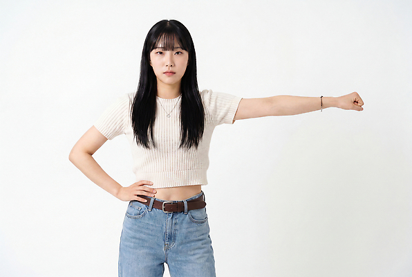JPG 편집이미지 모자 손 옷 여자 포즈 실내 서기 머리 흰색 청바지 팔 의료성형뷰티 스타일 세련 편집실사 AI인물포토 AI콘텐츠 잡화 컬러 바지 모션 사람 내부 신체부위 CG 파일형식 AI포토 하의