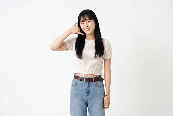 JPG 편집이미지 옷 여자 가족 실내 표정 손짓 일상 친구 카메라 사진촬영 청바지 유머 즐거움 통화 소통 의료성형뷰티 편집실사 AI인물포토 AI콘텐츠 감정 컨셉 바지 관계 모션 사람 내부 라이프 전자제품 촬영 CG 파일형식 AI포토 하의 생활