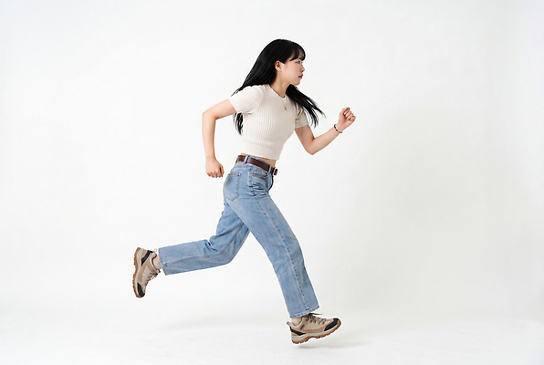 JPG 편집이미지 긴머리 여자 스포츠 포즈 신발 사람 일상 달리기 운동 에너지 청바지 흰배경 의료성형뷰티 스타일 편집실사 AI인물포토 AI콘텐츠 헤어스타일 바지 모션 건강 라이프 흰색 CG 파일형식 AI포토 컬러 하의 생활 옷