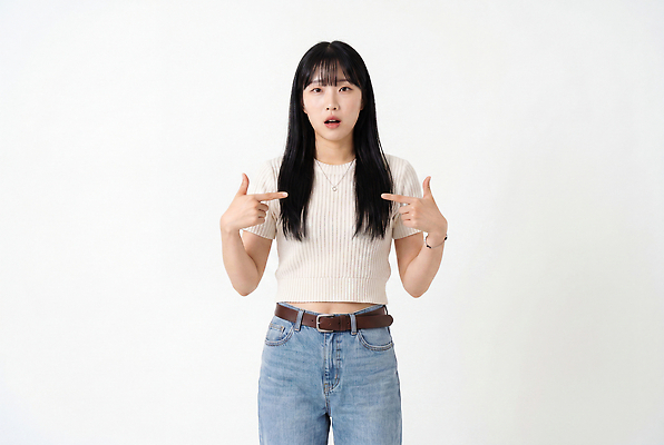 JPG 편집이미지 옷 여자 포즈 상의 손가락 표정 사람 촬영 놀람 청바지 가리킴 의료성형뷰티 스타일 편집실사 AI인물포토 AI콘텐츠 손 감정 바지 손짓 CG 파일형식 AI포토 모션 하의 신체부위