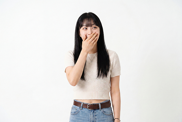 JPG 편집이미지 손 여자 감정 표정 대화 웃음 사람 일상 친구 청바지 입가림 의료성형뷰티 편집실사 AI인물포토 AI콘텐츠 바지 관계 말하기 라이프 신체부위 가림 CG 파일형식 AI포토 모션 하의 생활 옷
