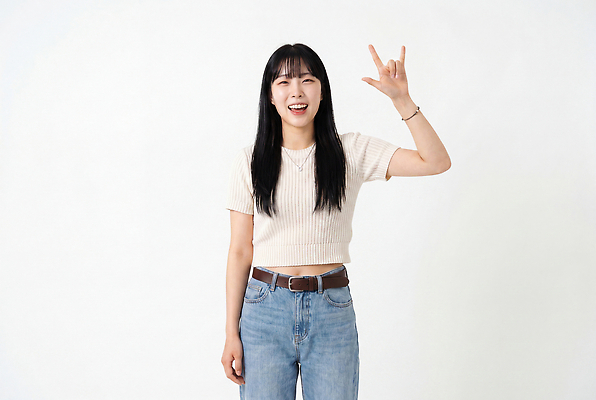 JPG 편집이미지 손 옷 여자 감정 사랑 웃음 손짓 일상 캐주얼 청바지 즐거움 이미지 소통 의료성형뷰티 편집실사 AI인물포토 AI콘텐츠 컨셉 바지 모션 표정 사람 라이프 신체부위 CG 파일형식 AI포토 하의 생활