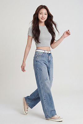 JPG 모델 편집이미지 헤어스타일 여자 패션 스튜디오 걷기 반팔티셔츠 청바지 배꼽티 의료성형뷰티 스타일 편집실사 AI인물포토 AI콘텐츠 티셔츠 바지 모션 사람 CG 파일형식 AI포토 셔츠 하의 옷 상의