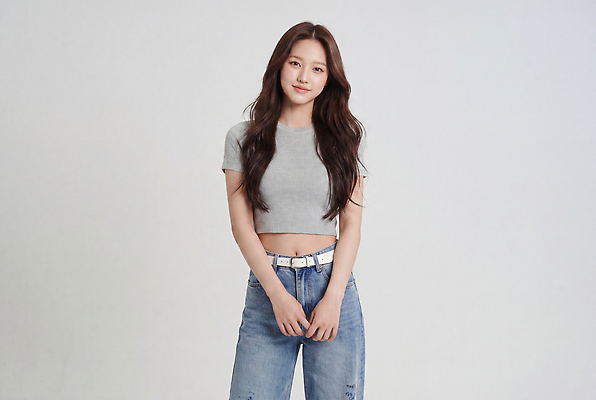 JPG 모델 편집이미지 패션 얼굴 예술 포즈 티셔츠 실내 미소 청바지 배꼽티 의료성형뷰티 스타일 편집실사 AI인물포토 AI콘텐츠 셔츠 바지 표정 내부 신체부위 CG 파일형식 AI포토 상의 하의 사람 옷