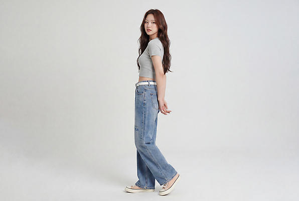JPG 모델 편집이미지 디자인 옷 패션 포즈 티셔츠 스튜디오 서기 사람 머리 회색 청바지 배꼽티 의료성형뷰티 스타일 편집실사 AI인물포토 AI콘텐츠 컬러 셔츠 바지 모션 신체부위 CG 파일형식 AI포토 상의 하의
