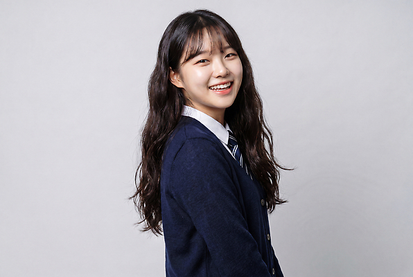 JPG 편집이미지 긴머리 여학생 여자 행복 교복 학교 청소년 표정 웃음 친구 의료성형뷰티 스타일 편집실사 AI인물포토 AI콘텐츠 학생 헤어스타일 옷 교육 감정 관계 사람 CG 파일형식 AI포토