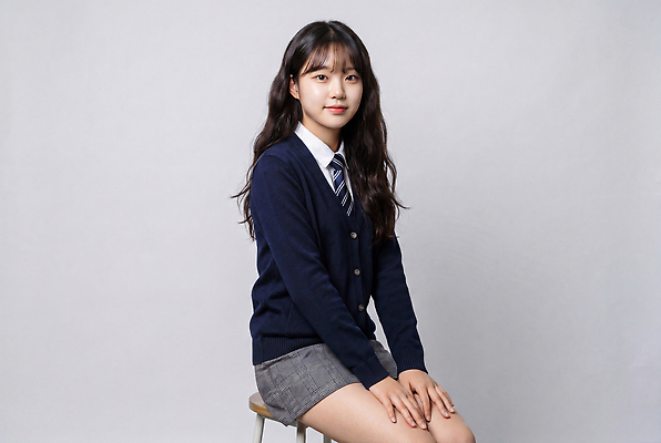 JPG 편집이미지 학생 긴머리 여자 교육 교복 포즈 학교 청소년 조명 앉기 앞모습 의료성형뷰티 편집실사 AI인물포토 AI콘텐츠 헤어스타일 옷 뷰포인트 모션 사람 CG 파일형식 AI포토