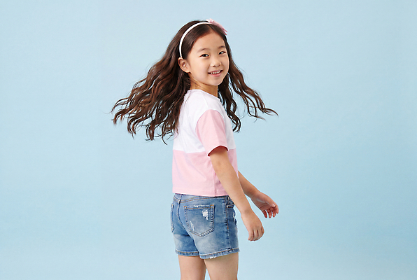 JPG 편집이미지 옷 어린이 장난 웃음 소녀 머리 즐거움 청반바지 의료성형뷰티 편집실사 AI인물포토 AI콘텐츠 여자 감정 바지 표정 사람 신체부위 CG 파일형식 AI포토 하의