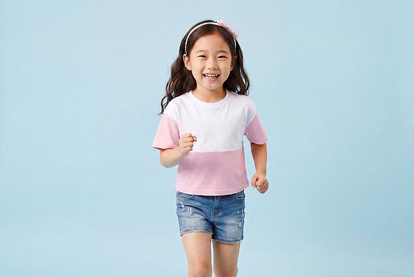 JPG 편집이미지 어린이 티셔츠 표정 웃음 소녀 청바지 머리띠 즐거움 청반바지 의료성형뷰티 편집실사 AI인물포토 AI콘텐츠 여자 감정 셔츠 장신구 바지 사람 CG 파일형식 AI포토 상의 하의 옷