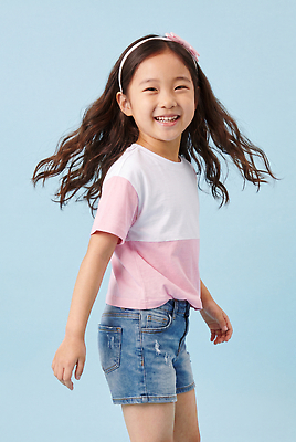 JPG 편집이미지 옷 행복 리본 어린이 티셔츠 반바지 표정 웃음 소녀 머리 걷기 놀기 청반바지 의료성형뷰티 편집실사 AI인물포토 AI콘텐츠 여자 감정 셔츠 바지 모션 사람 신체부위 CG 파일형식 AI포토 상의 하의