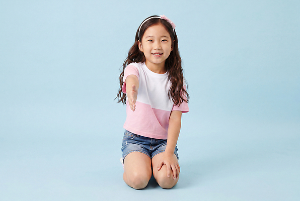 JPG 편집이미지 어린이 포즈 티셔츠 웃음 소녀 청바지 인사 기념사진 청반바지 의료성형뷰티 편집실사 AI인물포토 AI콘텐츠 여자 셔츠 바지 표정 사람 예절 CG 파일형식 AI포토 상의 하의 옷